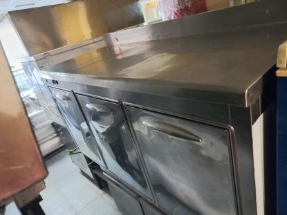 Εικόνα της Ψυγείο πάγκος συντήρηση 150×65 με 3 πόρτες χωρίς ψυκτικό μηχάνημα