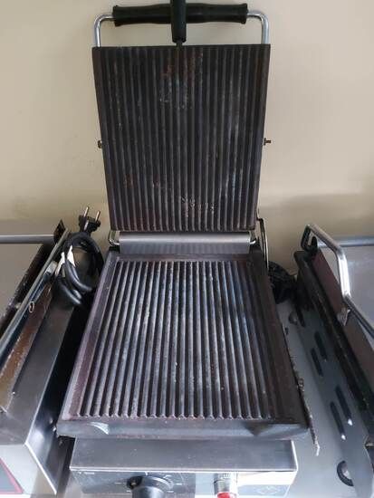 Picture of Τοστιέρα μονή ραβδωτή  Μ&Μ