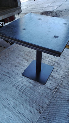Εικόνα της Τραπέζι με ξύλινη μαύρη επιφάνεια.